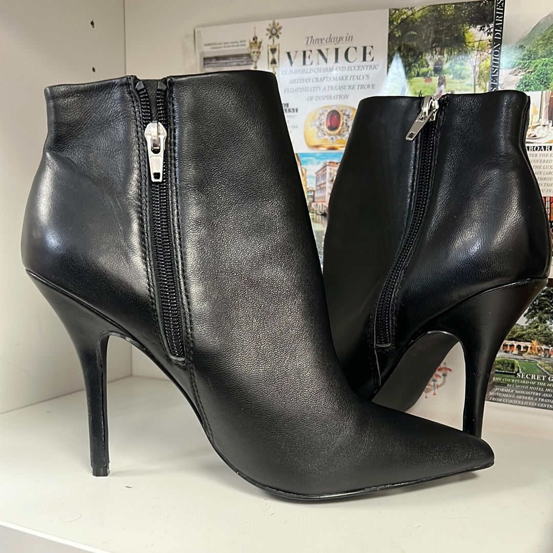Steve Madden Black Leather  Ankle Boots Sz 8