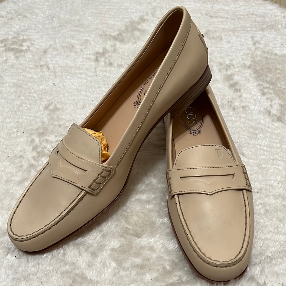 Tod’s Cream Leather Drivers Loafers NEW 40 1/5 • 9.5